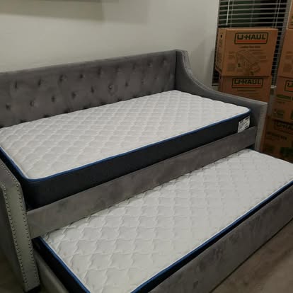 Assembled daybed with trundle